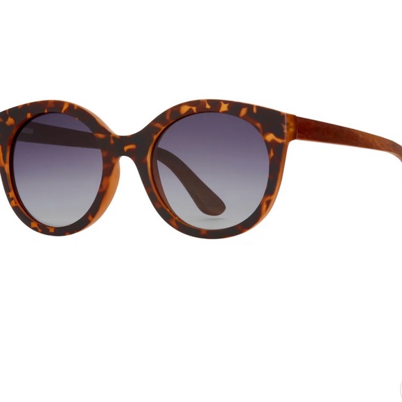 Blue Planet Accessories - Chic Tortoise Shell Sunglasses